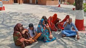 जालौन में पीड़ित परिवार पुलिस अधीक्षक कार्यालय के बाहर न्याय की मांग करते हुए और एसपी विनय कुमार सिंह को शिकायती पत्र सौंपते हुए