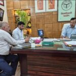 जालौन जिलाधिकारी राजेश कुमार पाण्डेय कलेक्ट्रेट परिसर में अधिकारियों के साथ गेहूं खरीद की समीक्षा बैठक करते हुए