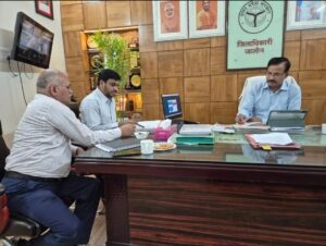 जालौन जिलाधिकारी राजेश कुमार पाण्डेय कलेक्ट्रेट परिसर में अधिकारियों के साथ गेहूं खरीद की समीक्षा बैठक करते हुए