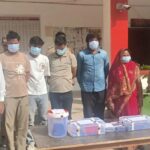 जालौन के उरई में झांसी रोड स्थित रेस्टोरेंट के बाहर खड़ी पुलिस की गाड़ियां और गिरफ्तार किए गए आरोपियों को ले जाते हुए पुलिसकर्मी