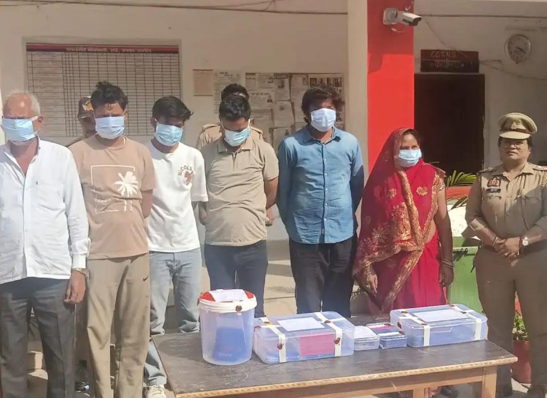 जालौन के उरई में झांसी रोड स्थित रेस्टोरेंट के बाहर खड़ी पुलिस की गाड़ियां और गिरफ्तार किए गए आरोपियों को ले जाते हुए पुलिसकर्मी