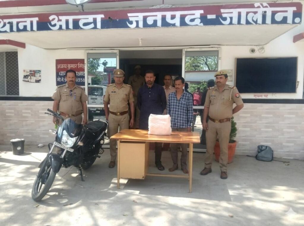 जालौन के थाना आटा पुलिस की गिरफ्त में दो गांजा तस्कर, मेज पर रखा 7.6 किलोग्राम अवैध गांजा और बरामद मोटरसाइकिल