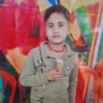 जालौन: डिकौली गांव में कक्षा 6 के छात्र ने की आत्महत्या, फंदे पर लटका मिला 13 वर्षीय मासूम का शव जालौन के माधौगढ़ में विलाप करते परिजन और सामुदायिक स्वास्थ्य केंद्र के बाहर खड़ी पुलिस