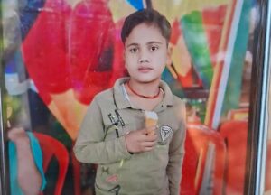 जालौन के माधौगढ़ में विलाप करते परिजन और सामुदायिक स्वास्थ्य केंद्र के बाहर खड़ी पुलिस