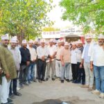 जालौन के उरई में टीईटी अनिवार्यता के खिलाफ मशाल जुलूस निकालते हजारों शिक्षक, हाथों में जलती मशालें और विरोध की तख्तियां, अंबेडकर चौराहे पर उमड़ा जनसैलाब