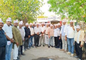 जालौन के उरई में टीईटी अनिवार्यता के खिलाफ मशाल जुलूस निकालते हजारों शिक्षक, हाथों में जलती मशालें और विरोध की तख्तियां, अंबेडकर चौराहे पर उमड़ा जनसैलाब