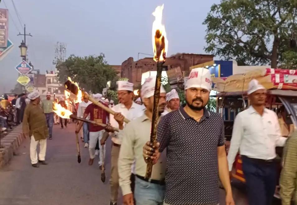 जालौन के उरई में टीईटी अनिवार्यता के खिलाफ मशाल जुलूस निकालते हजारों शिक्षक, हाथों में जलती मशालें और विरोध की तख्तियां, अंबेडकर चौराहे पर उमड़ा जनसैलाब