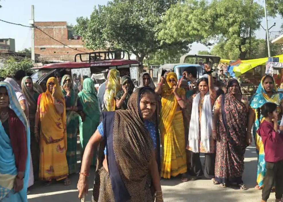 जालौन: माधौगढ़ में स्मार्ट मीटर के खिलाफ फूटा जन आक्रोश; चितौरा स्टैंड पर घंटों चला जोरदार प्रदर्शन news image