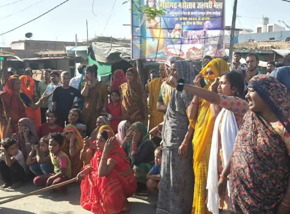 जालौन के माधौगढ़ में चितौरा स्टैंड पर स्मार्ट मीटर के विरोध में नारेबाजी और प्रदर्शन करते आक्रोशित ग्रामीण और स्थानीय नागरिक