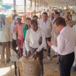 जालौन जिलाधिकारी राजेश कुमार पांडेय जालौन और कोंच मंडी में गेहूं खरीद केंद्रों का औचक निरीक्षण करते हुए और किसानों से संवाद करते हुए