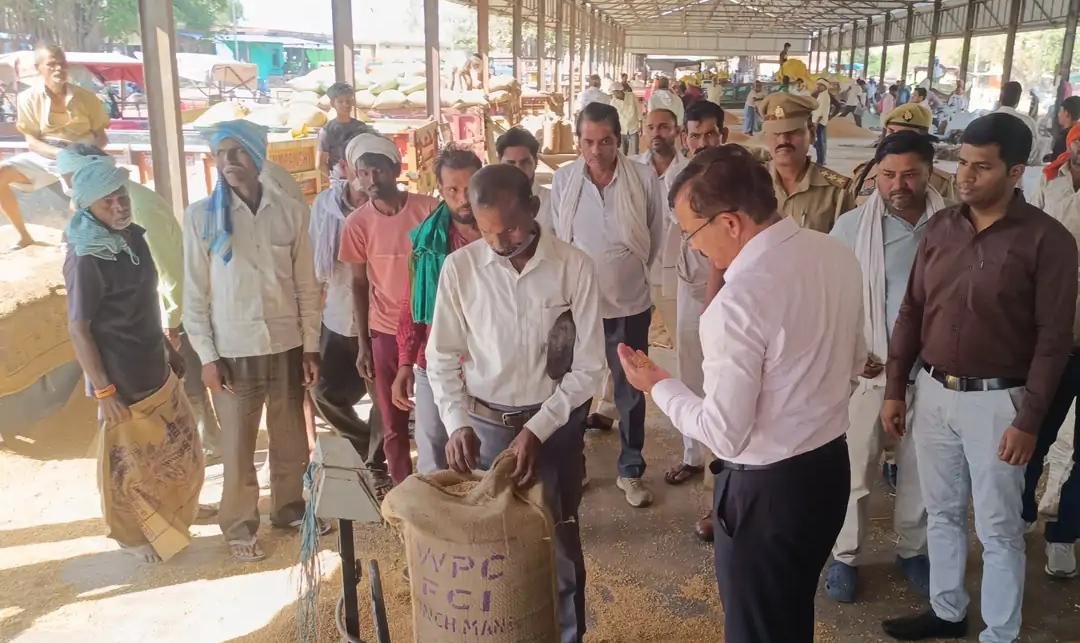 जालौन जिलाधिकारी राजेश कुमार पांडेय जालौन और कोंच मंडी में गेहूं खरीद केंद्रों का औचक निरीक्षण करते हुए और किसानों से संवाद करते हुए