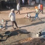 कालपी में पुरानी कोतवाली मार्ग पर नगर पालिका कर्मियों द्वारा गड्ढों को भरकर सड़क की मरम्मत का कार्य किया जा रहा है।