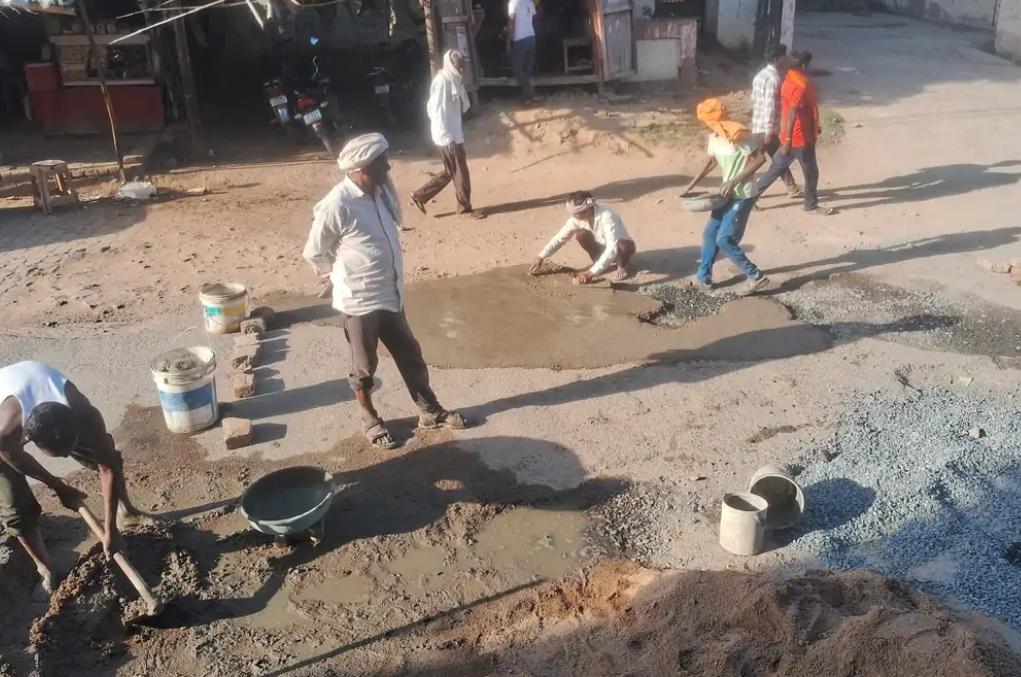 कालपी में पुरानी कोतवाली मार्ग पर नगर पालिका कर्मियों द्वारा गड्ढों को भरकर सड़क की मरम्मत का कार्य किया जा रहा है।