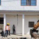 कालपी में एनएचएआई द्वारा सिक्सलेन सड़क निर्माण के लिए जेसीबी से अस्थायी अतिक्रमण हटाए जाने का दृश्य, प्रशासनिक अधिकारियों की मौजूदगी