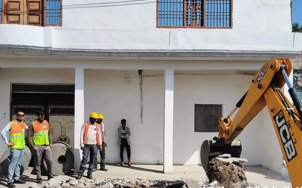 कालपी में एनएचएआई द्वारा सिक्सलेन सड़क निर्माण के लिए जेसीबी से अस्थायी अतिक्रमण हटाए जाने का दृश्य, प्रशासनिक अधिकारियों की मौजूदगी