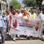 जालौन की कोंच तहसील में ओलावृष्टि से बर्बाद हुई गेहूं की फसल का निरीक्षण करते भारतीय किसान संघ के पदाधिकारी और एसडीएम को ज्ञापन सौंपते किसानों की भीड़।