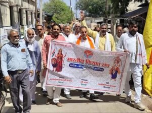 जालौन की कोंच तहसील में ओलावृष्टि से बर्बाद हुई गेहूं की फसल का निरीक्षण करते भारतीय किसान संघ के पदाधिकारी और एसडीएम को ज्ञापन सौंपते किसानों की भीड़।