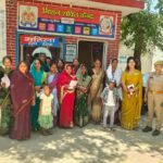 जालौन के थाना कुठौंद परिसर में नारी शक्ति वंदन सम्मेलन के दौरान प्रधानमंत्री का संबोधन सुनतीं क्षेत्र की महिलाएं और उपस्थित पुलिस अधिकारी