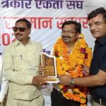 झांसी: पत्रकारिता के हितों की रक्षा का संकल्प; ऑल इण्डिया पत्रकार एकता संघ का मंडलीय शपथ ग्रहण संपन्न झांसी के आईएमए भवन में आयोजित ऑल इण्डिया पत्रकार एकता संघ के मंडलीय शपथ ग्रहण समारोह में मंचासीन अतिथि और शपथ लेते नवनियुक्त पदाधिकारी