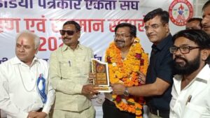 झांसी के आईएमए भवन में आयोजित ऑल इण्डिया पत्रकार एकता संघ के मंडलीय शपथ ग्रहण समारोह में मंचासीन अतिथि और शपथ लेते नवनियुक्त पदाधिकारी