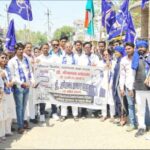 उरई में 'बाबा साहब अमर रहें' के जयघोष से गूंजा आकाश: अंबेडकर जयंती पर भव्य शोभायात्राओं ने बिखेरी समरसता की छटा उरई में डॉ. भीमराव अंबेडकर की जयंती पर महिलाओं द्वारा निकाली गई विशाल शोभायात्रा और अंबेडकर चौराहे पर श्रद्धांजलि अर्पित करते लोग