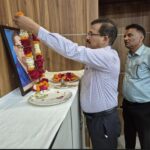 संविधान के मूल्यों को आत्मसात करना ही बाबा साहब को सच्ची श्रद्धांजलि: जिलाधिकारी राजेश कुमार पाण्डेय जालौन कलेक्ट्रेट सभागार में जिलाधिकारी राजेश कुमार पाण्डेय और अन्य प्रशासनिक अधिकारी डॉ. भीमराव अंबेडकर के चित्र पर माल्यार्पण करते हुए