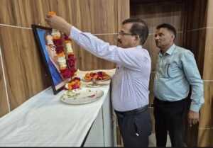 जालौन कलेक्ट्रेट सभागार में जिलाधिकारी राजेश कुमार पाण्डेय और अन्य प्रशासनिक अधिकारी डॉ. भीमराव अंबेडकर के चित्र पर माल्यार्पण करते हुए
