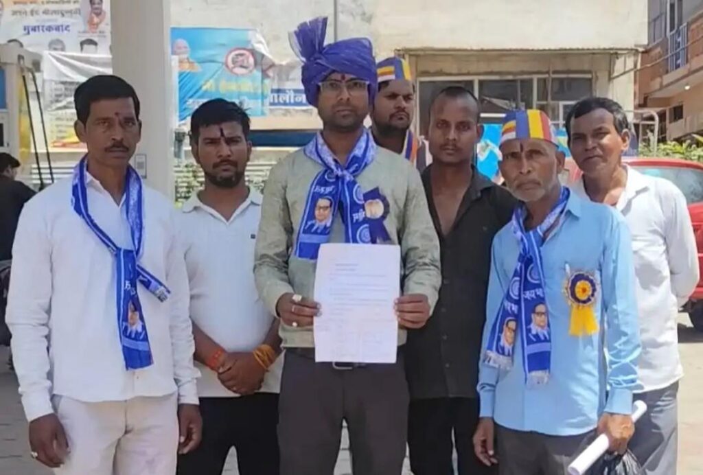 जालौन के कोंच में सांसद नारायण दास अहिरवार को बाबा साहब डॉ. भीमराव अंबेडकर की प्रतिमा स्थापित करने हेतु ज्ञापन सौंपते स्थानीय नागरिक और सामाजिक कार्यकर्ता