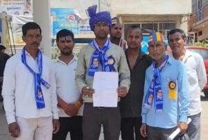 जालौन के कोंच में सांसद नारायण दास अहिरवार को बाबा साहब डॉ. भीमराव अंबेडकर की प्रतिमा स्थापित करने हेतु ज्ञापन सौंपते स्थानीय नागरिक और सामाजिक कार्यकर्ता