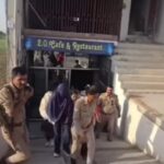 उरई के चूरखी बाईपास स्थित 2.0 कैफे में पुलिस छापेमारी के दौरान बरामद प्रतिबंधित हुक्का और सामग्री की मेज पर सजी तस्वीर