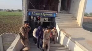 उरई के चूरखी बाईपास स्थित 2.0 कैफे में पुलिस छापेमारी के दौरान बरामद प्रतिबंधित हुक्का और सामग्री की मेज पर सजी तस्वीर