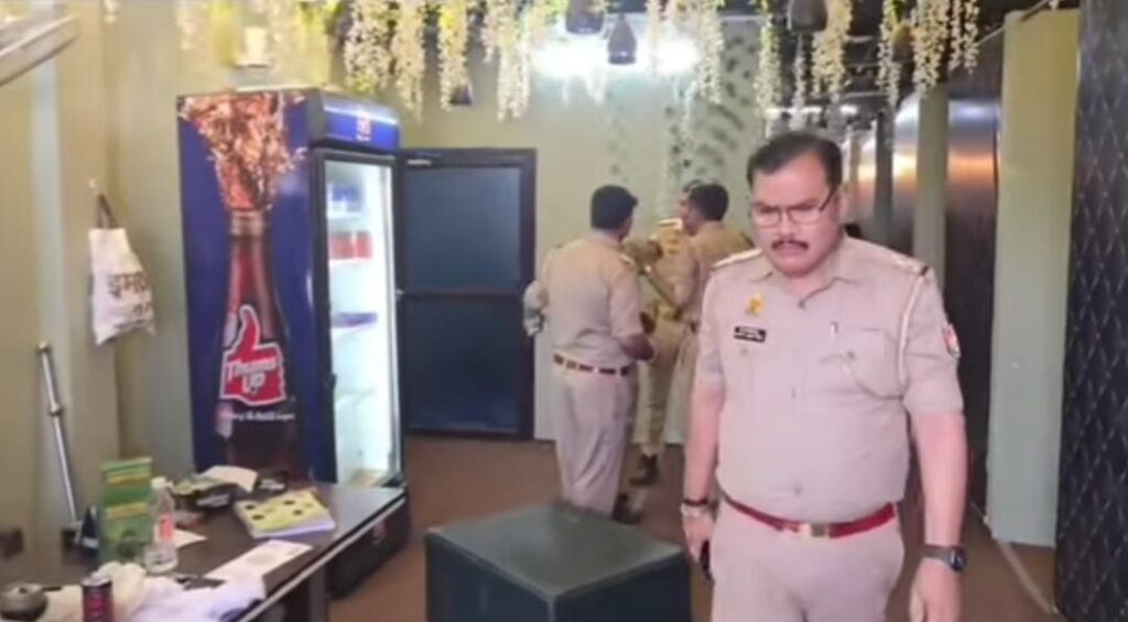 जालौन: उरई में 'कैफे' की आड़ में चल रहे हुक्का बार का भंडाफोड़, पुलिस ने आधा दर्जन से अधिक युवक-युवतियों को लिया हिरासत में news image