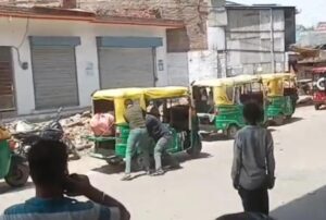 जालौन के कालपी में मुन्नाफुल पावर चौराहे पर दो ऑटो चालकों के बीच सवारी बैठाने को लेकर हो रही मारपीट और वहां जमा भीड़ का दृश्य