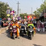 जालौन में भाजपा महिला मोर्चा की स्कूटी रैली के दौरान बिना हेलमेट स्कूटी चलातीं जिलाध्यक्ष उर्विजा दीक्षित और अन्य महिला पदाधिकारी