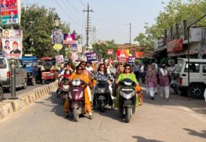 जालौन में भाजपा महिला मोर्चा की स्कूटी रैली के दौरान बिना हेलमेट स्कूटी चलातीं जिलाध्यक्ष उर्विजा दीक्षित और अन्य महिला पदाधिकारी
