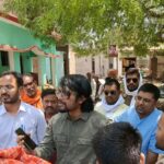 जालौन के कुठौंद में विद्युत विभाग के अधिकारी ग्रामीणों की स्मार्ट मीटर संबंधी समस्याओं का समाधान करते हुए और नए मीटर स्थापित करते हुए