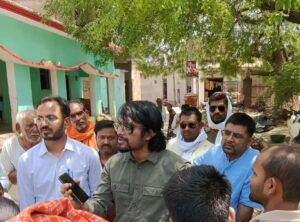 जालौन के कुठौंद में विद्युत विभाग के अधिकारी ग्रामीणों की स्मार्ट मीटर संबंधी समस्याओं का समाधान करते हुए और नए मीटर स्थापित करते हुए