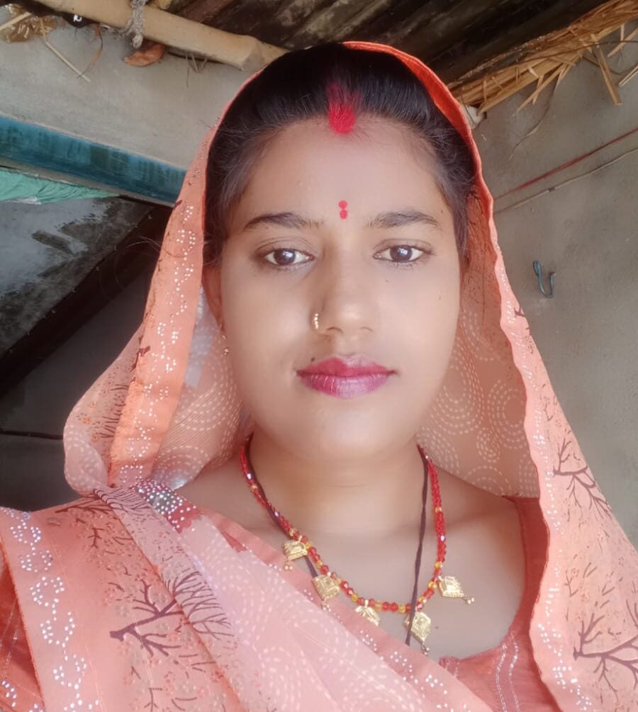 मेडिकल कॉलेज उरई के बाहर खड़ी भीड़ और पुलिस टीम, दहेज उत्पीड़न मामले में मृत विवाहिता के परिजनों का शोकाकुल दृश्य