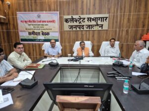 कलेक्ट्रेट सभागार उरई में आयोजित बैठक में अधिकारियों के साथ कृषि योजनाओं की समीक्षा करते प्रभारी राज्यमंत्री कुलजीत सिंह