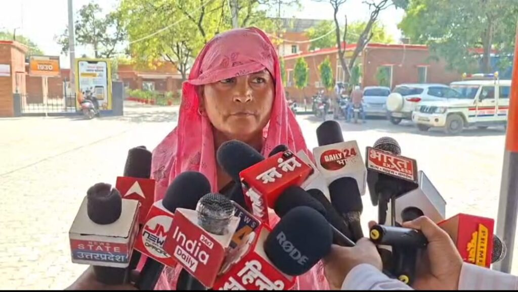 मीडिया के सामने अपनी आप भी थी बताती महिला