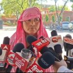 मीडिया के सामने अपनी आप भी थी बताती महिला