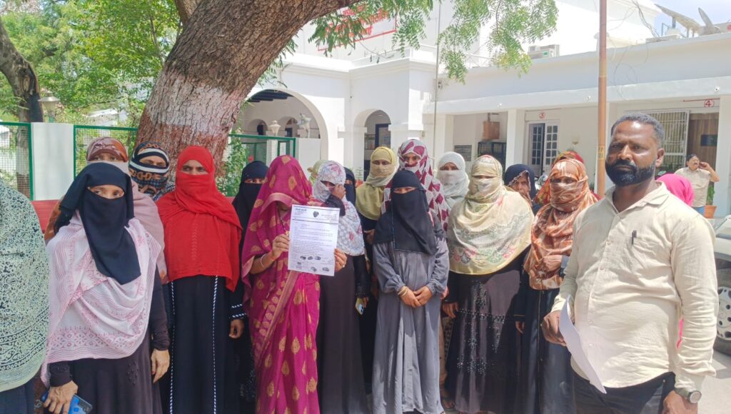 उरई के लहारिया पुरवा क्षेत्र में स्मार्ट प्रीपेड बिजली मीटर के विरोध में एकत्रित मोहल्लेवासी, हाथों में आवेदन पत्र लिए प्रशासन से मांग करते हुए