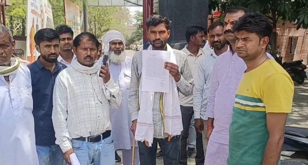 बरहल गांव उरई में पीड़ित का घर, टूटी अलमारी और ताले के साथ घटनास्थल का दृश्य, आसपास खड़े ग्रामीण और जांच करती पुलिस