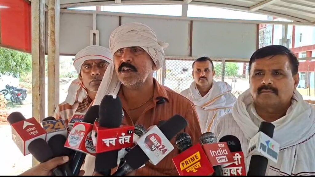 धमनी गांव के खेत में पुलिस और ग्रामीणों की मौजूदगी, पेड़ के पास खड़ा शोकाकुल परिवार, किसान की आत्महत्या के बाद का दृश्य