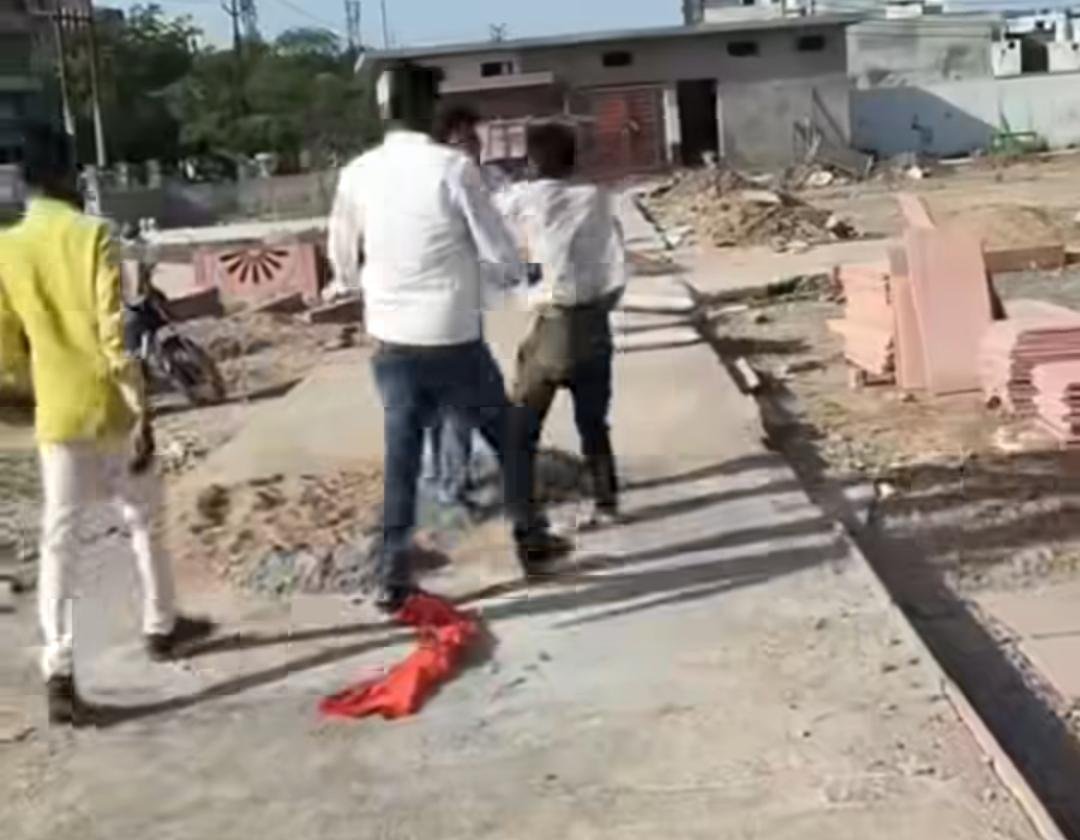जालौन में सभासदों की दबंगई का वीडियो वायरल, मजदूर को सरेआम पीटने का आरोप—इलाके में आक्रोश