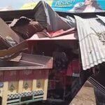 तेज रफ्तार ट्रैक्टर बना कहर, जालौन में किराना दुकान में घुसा—दुकानदार और सेल्समैन घायल उरई में क्षेत्राधिकारी कार्यालय के सामने क्षतिग्रस्त किराना दुकान में घुसा ट्रैक्टर, टूटा सामान और घायल लोगों को मदद करते स्थानीय लोग