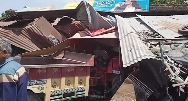 उरई में क्षेत्राधिकारी कार्यालय के सामने क्षतिग्रस्त किराना दुकान में घुसा ट्रैक्टर, टूटा सामान और घायल लोगों को मदद करते स्थानीय लोग