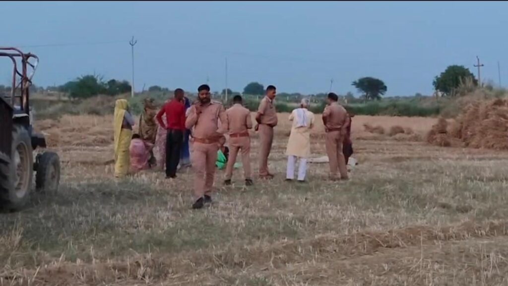 खेत में पुलिस जांच के दौरान लहूलुहान हालत में पड़े दो लोगों के शव, आसपास जुटी भीड़ और मौके पर मौजूद पुलिस टीम का दृश्य