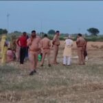 खेत में पुलिस जांच के दौरान लहूलुहान हालत में पड़े दो लोगों के शव, आसपास जुटी भीड़ और मौके पर मौजूद पुलिस टीम का दृश्य