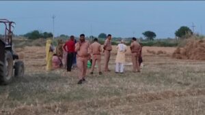 खेत में पुलिस जांच के दौरान लहूलुहान हालत में पड़े दो लोगों के शव, आसपास जुटी भीड़ और मौके पर मौजूद पुलिस टीम का दृश्य
